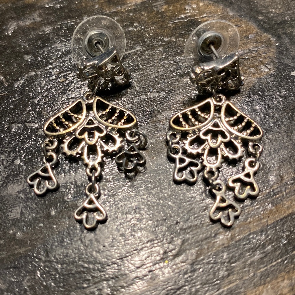 🌞2/$15 Silver dangling earrings